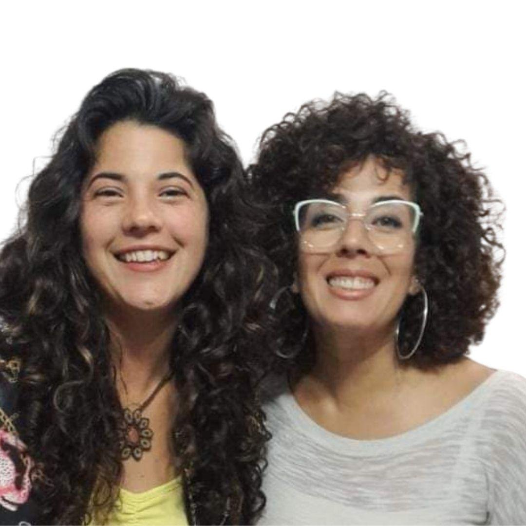 Pao y letu especialistas en rizos y rulos sonrien frente a camara